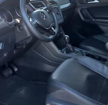 Сірий Фольксваген Тігуан, об'ємом двигуна 1.98 л та пробігом 210 тис. км за 17000 $, фото 3 на Automoto.ua