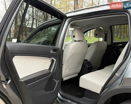 Сірий Фольксваген Тігуан, об'ємом двигуна 2 л та пробігом 212 тис. км за 16900 $, фото 44 на Automoto.ua