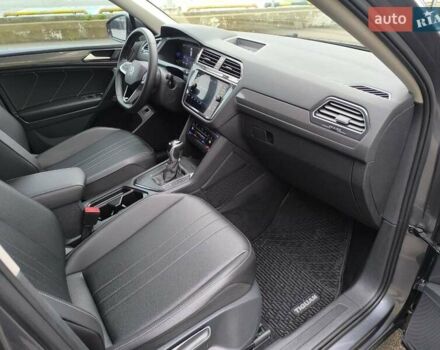 Сірий Фольксваген Тігуан, об'ємом двигуна 2 л та пробігом 63 тис. км за 23400 $, фото 26 на Automoto.ua