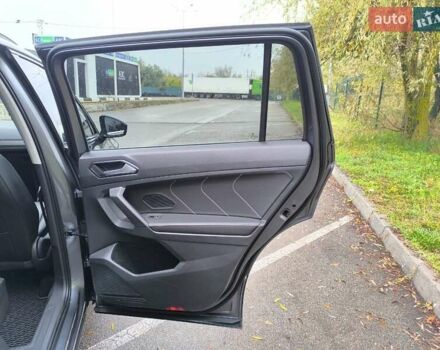 Сірий Фольксваген Тігуан, об'ємом двигуна 2 л та пробігом 63 тис. км за 23400 $, фото 22 на Automoto.ua
