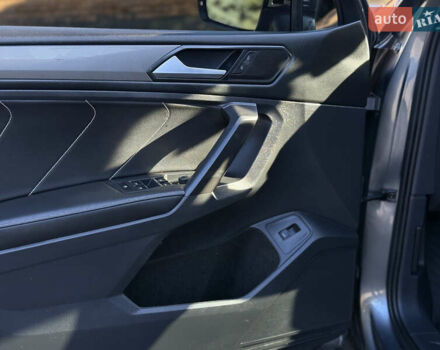 Серый Фольксваген Тигуан, объемом двигателя 2 л и пробегом 120 тыс. км за 23500 $, фото 28 на Automoto.ua