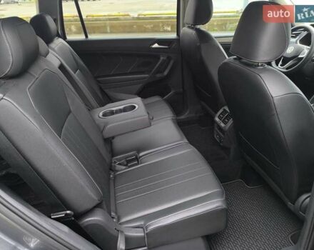 Сірий Фольксваген Тігуан, об'ємом двигуна 2 л та пробігом 63 тис. км за 23400 $, фото 23 на Automoto.ua