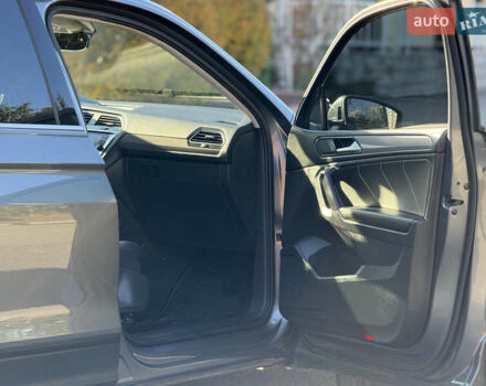 Серый Фольксваген Тигуан, объемом двигателя 2 л и пробегом 120 тыс. км за 23500 $, фото 37 на Automoto.ua