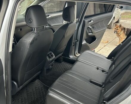 Сірий Фольксваген Тігуан, об'ємом двигуна 2 л та пробігом 63 тис. км за 25900 $, фото 5 на Automoto.ua