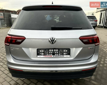 Серый Фольксваген Тигуан, объемом двигателя 2 л и пробегом 124 тыс. км за 16999 $, фото 2 на Automoto.ua