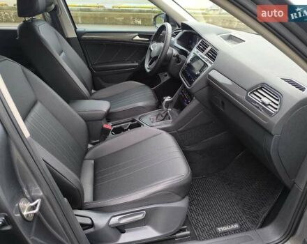 Сірий Фольксваген Тігуан, об'ємом двигуна 2 л та пробігом 63 тис. км за 23400 $, фото 24 на Automoto.ua