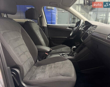 Сірий Фольксваген Тігуан, об'ємом двигуна 2 л та пробігом 204 тис. км за 34499 $, фото 26 на Automoto.ua