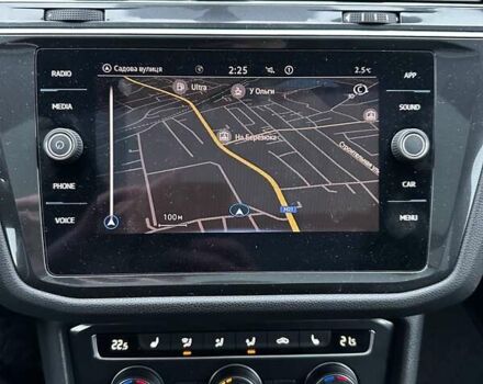 Серый Фольксваген Тигуан, объемом двигателя 2 л и пробегом 67 тыс. км за 25999 $, фото 28 на Automoto.ua