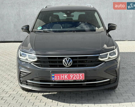 Серый Фольксваген Тигуан, объемом двигателя 2 л и пробегом 176 тыс. км за 27950 $, фото 1 на Automoto.ua