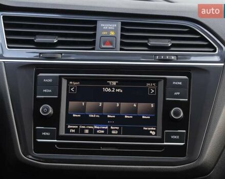 Сірий Фольксваген Тігуан, об'ємом двигуна 2 л та пробігом 2 тис. км за 24200 $, фото 31 на Automoto.ua