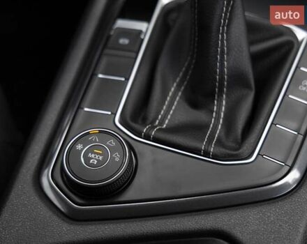 Сірий Фольксваген Тігуан, об'ємом двигуна 2 л та пробігом 2 тис. км за 24200 $, фото 35 на Automoto.ua