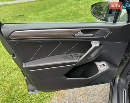 Сірий Фольксваген Тігуан, об'ємом двигуна 2 л та пробігом 21 тис. км за 29999 $, фото 35 на Automoto.ua