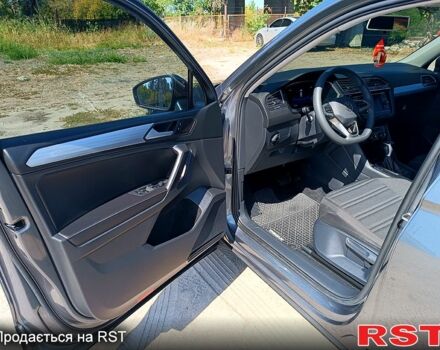 Сірий Фольксваген Тігуан, об'ємом двигуна 2 л та пробігом 93 тис. км за 23999 $, фото 5 на Automoto.ua