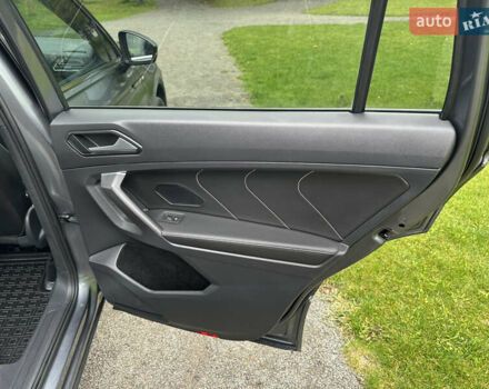 Сірий Фольксваген Тігуан, об'ємом двигуна 2 л та пробігом 21 тис. км за 29999 $, фото 58 на Automoto.ua