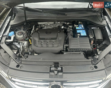 Сірий Фольксваген Тігуан, об'ємом двигуна 2 л та пробігом 21 тис. км за 29999 $, фото 64 на Automoto.ua