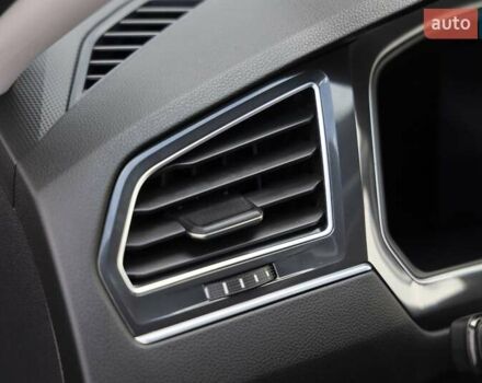 Сірий Фольксваген Тігуан, об'ємом двигуна 2 л та пробігом 2 тис. км за 24200 $, фото 22 на Automoto.ua