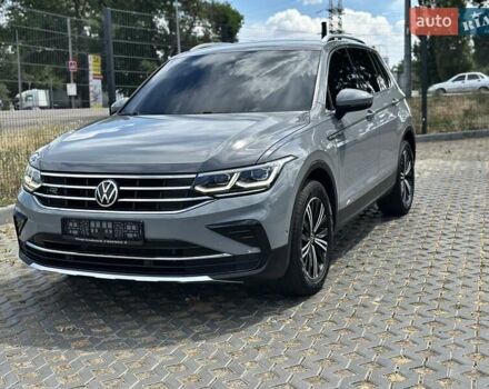 Сірий Фольксваген Тігуан, об'ємом двигуна 2 л та пробігом 51 тис. км за 33500 $, фото 1 на Automoto.ua