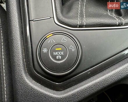 Сірий Фольксваген Тігуан, об'ємом двигуна 2 л та пробігом 21 тис. км за 29999 $, фото 44 на Automoto.ua