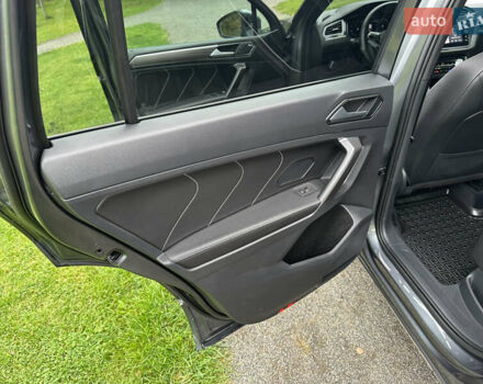 Сірий Фольксваген Тігуан, об'ємом двигуна 2 л та пробігом 21 тис. км за 29999 $, фото 53 на Automoto.ua