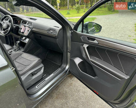 Сірий Фольксваген Тігуан, об'ємом двигуна 2 л та пробігом 21 тис. км за 29999 $, фото 60 на Automoto.ua