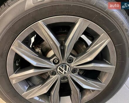 Сірий Фольксваген Тігуан, об'ємом двигуна 2 л та пробігом 18 тис. км за 26800 $, фото 25 на Automoto.ua