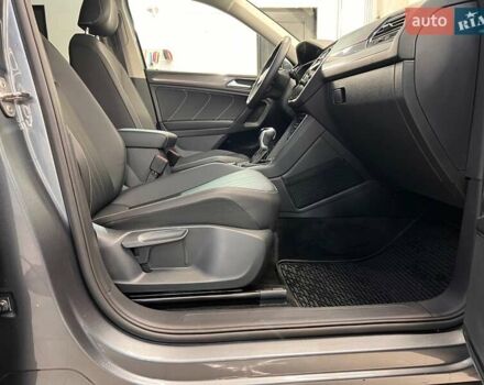 Сірий Фольксваген Тігуан, об'ємом двигуна 2 л та пробігом 18 тис. км за 26800 $, фото 37 на Automoto.ua