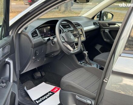 Серый Фольксваген Тигуан, объемом двигателя 2 л и пробегом 12 тыс. км за 24940 $, фото 12 на Automoto.ua