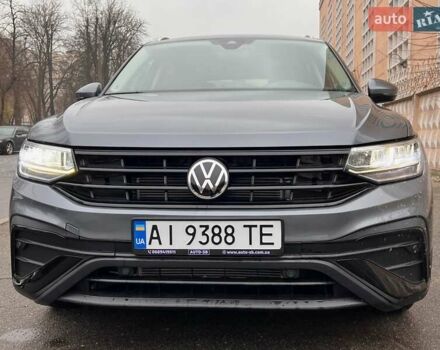 Сірий Фольксваген Тігуан, об'ємом двигуна 2 л та пробігом 18 тис. км за 26800 $, фото 2 на Automoto.ua