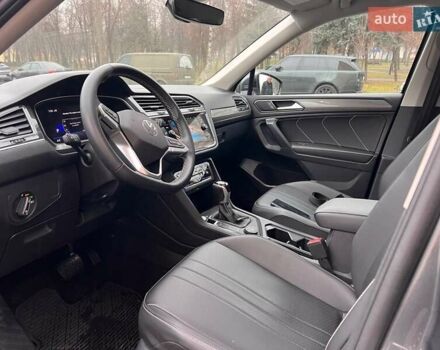 Сірий Фольксваген Тігуан, об'ємом двигуна 2 л та пробігом 18 тис. км за 26800 $, фото 14 на Automoto.ua