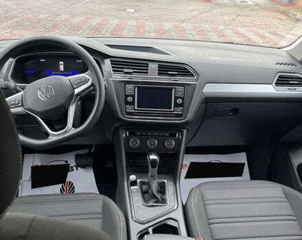 Сірий Фольксваген Тігуан, об'ємом двигуна 2 л та пробігом 14 тис. км за 22999 $, фото 1 на Automoto.ua