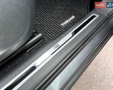 Серый Фольксваген Тигуан, объемом двигателя 2 л и пробегом 18 тыс. км за 28998 $, фото 16 на Automoto.ua