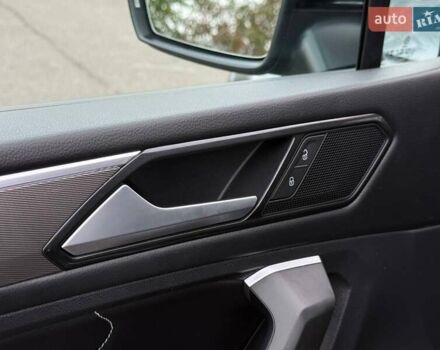 Сірий Фольксваген Тігуан, об'ємом двигуна 2 л та пробігом 2 тис. км за 31500 $, фото 44 на Automoto.ua