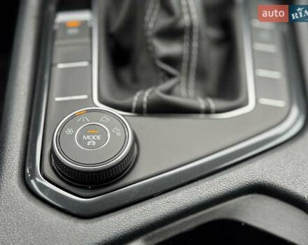 Серый Фольксваген Тигуан, объемом двигателя 2 л и пробегом 36 тыс. км за 28900 $, фото 51 на Automoto.ua