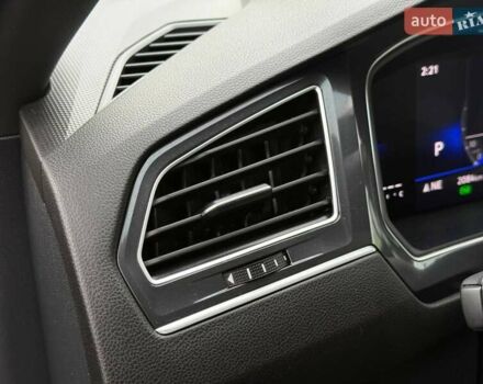 Сірий Фольксваген Тігуан, об'ємом двигуна 2 л та пробігом 2 тис. км за 31500 $, фото 50 на Automoto.ua