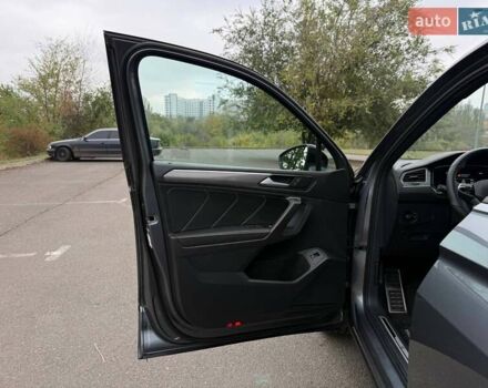 Сірий Фольксваген Тігуан, об'ємом двигуна 2 л та пробігом 2 тис. км за 31500 $, фото 43 на Automoto.ua