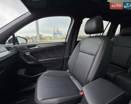 Сірий Фольксваген Тігуан, об'ємом двигуна 2 л та пробігом 2 тис. км за 31500 $, фото 81 на Automoto.ua