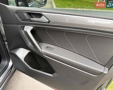 Серый Фольксваген Тигуан, объемом двигателя 2 л и пробегом 18 тыс. км за 28998 $, фото 57 на Automoto.ua