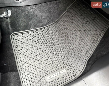 Серый Фольксваген Тигуан, объемом двигателя 2 л и пробегом 18 тыс. км за 28998 $, фото 14 на Automoto.ua