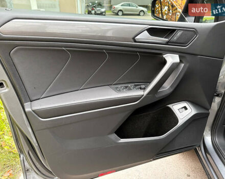 Серый Фольксваген Тигуан, объемом двигателя 2 л и пробегом 18 тыс. км за 28998 $, фото 68 на Automoto.ua