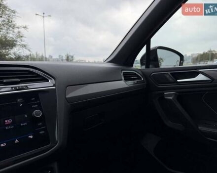 Сірий Фольксваген Тігуан, об'ємом двигуна 2 л та пробігом 2 тис. км за 31500 $, фото 80 на Automoto.ua