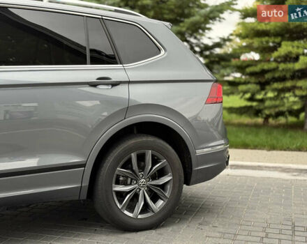 Серый Фольксваген Тигуан, объемом двигателя 2 л и пробегом 14 тыс. км за 27500 $, фото 4 на Automoto.ua