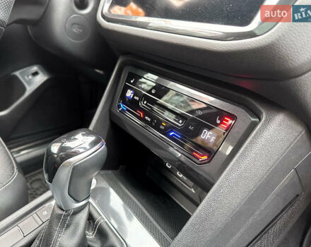 Серый Фольксваген Тигуан, объемом двигателя 2 л и пробегом 18 тыс. км за 28998 $, фото 42 на Automoto.ua