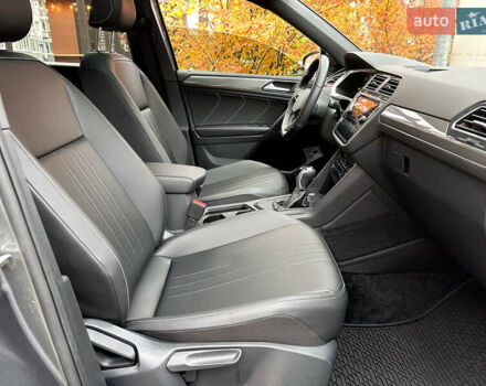 Серый Фольксваген Тигуан, объемом двигателя 2 л и пробегом 18 тыс. км за 28998 $, фото 58 на Automoto.ua