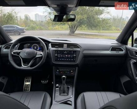 Сірий Фольксваген Тігуан, об'ємом двигуна 2 л та пробігом 2 тис. км за 31500 $, фото 59 на Automoto.ua