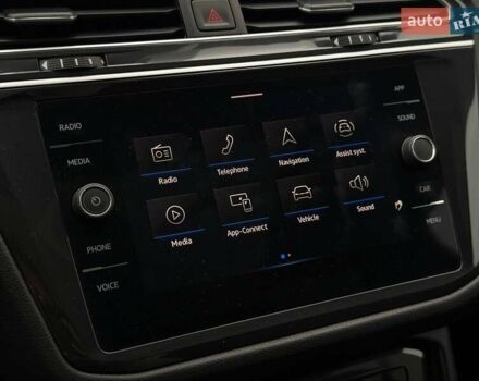 Сірий Фольксваген Тігуан, об'ємом двигуна 2 л та пробігом 2 тис. км за 31500 $, фото 72 на Automoto.ua