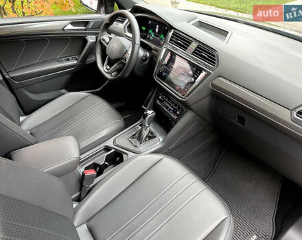 Серый Фольксваген Тигуан, объемом двигателя 2 л и пробегом 18 тыс. км за 28998 $, фото 2 на Automoto.ua