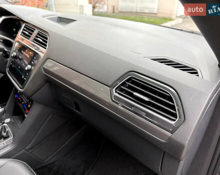 Серый Фольксваген Тигуан, объемом двигателя 2 л и пробегом 18 тыс. км за 28998 $, фото 13 на Automoto.ua