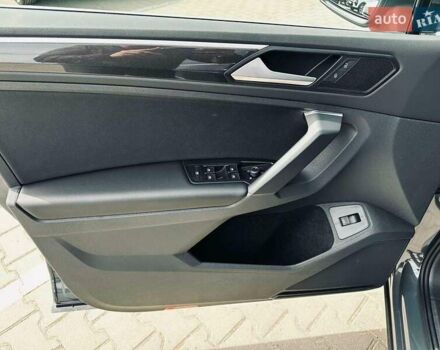 Серый Фольксваген Тигуан, объемом двигателя 1.98 л и пробегом 9 тыс. км за 40000 $, фото 3 на Automoto.ua