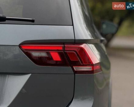 Сірий Фольксваген Тігуан, об'ємом двигуна 2 л та пробігом 2 тис. км за 31500 $, фото 28 на Automoto.ua