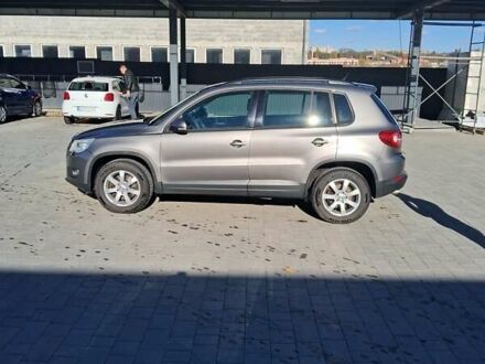 Серый Фольксваген Тигуан, объемом двигателя 1.97 л и пробегом 213 тыс. км за 9500 $, фото 1 на Automoto.ua